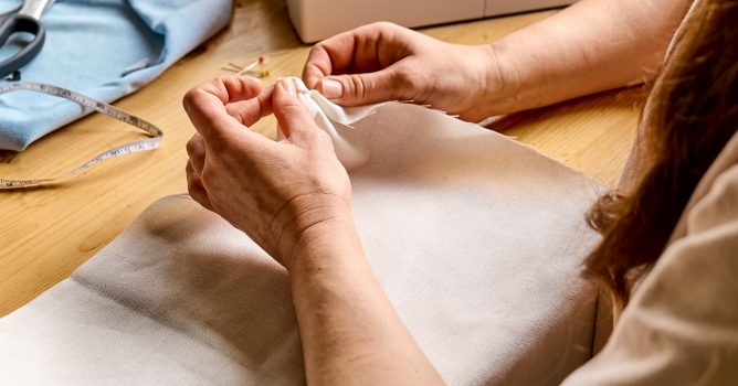 Ręczne szycie białej kołdry z dbałością o wykończenie
